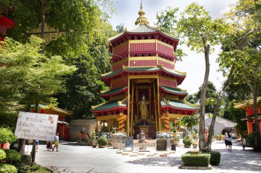 KRABI, THAILAND - 19 Ağustos 2019 'da Tayland' ın başkenti Krabi 'de Tayland halkı ve yabancı gezginler için inşa ve Guanyin heykeli ziyaret edin ve saygı gösterin.