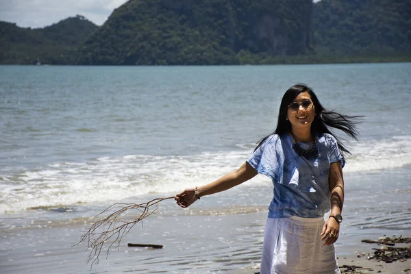 Podróżujące Tajskie Kobiety Zrelaksować Się Plaży Portret Pozowanie Zrobienia Zdjęcia — Zdjęcie stockowe