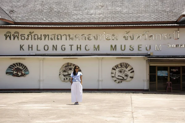 克拉比 8月19日 2019年8月19日 克拉比 关卢克帕 Khlong Thom Temple博物馆 女游客步行旅行 在Wat — 图库照片