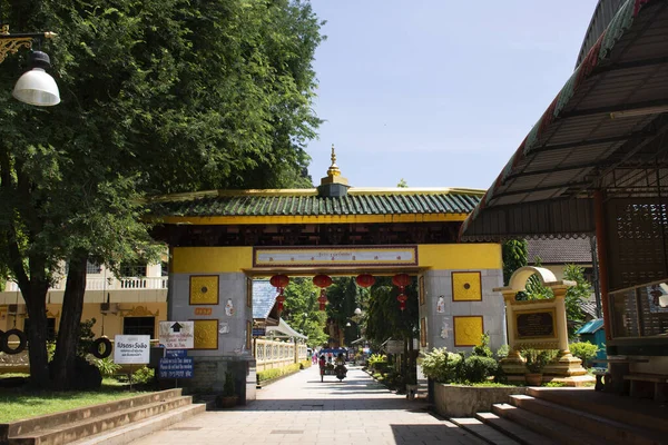 Krabi Tajlandia Sierpnia Tajowie Zagraniczni Podróżnicy Odwiedzają Szanują Modlącego Się — Zdjęcie stockowe