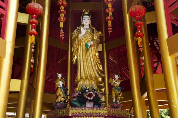 8月19日 2019年8月19日 在泰国克拉比 为泰国人和外国游客建造观音塑像 参观万寿寺或虎洞寺庙 并尊重他们的祈祷 — 图库照片