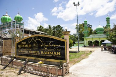 NARATHIWAT, THAILAND - 16 Ağustos: Tayland 'ın Narathiwat kentinde 16 Ağustos 2019' da Tayland 'ın güneyinde Tayland' ın kırsal kesiminde Tayland ve yabancı Müslümanlar için yapılan ziyaret ve ibadete saygılarını sunan Mescidi Nurul Rahmah camisi