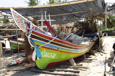 Narathiwat, Tayland - 16 Ağustos 2019 'da Tayland' ın Narathiwat kentinde, Tayland 'da, Tayland' ın aşağı güney eyaletlerindeki Kolek veya Koleh geleneksel balıkçı tekneleriyle manzara ve rüzgar manzarası