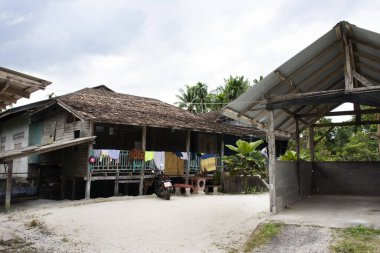 NARATHIWAT, THAILAND - 16 Ağustos 2019 'da Tayland' ın Narathiwat kentindeki Bacho Tak Bai köyündeki Tayland Müslümanlarının eski ahşap evi