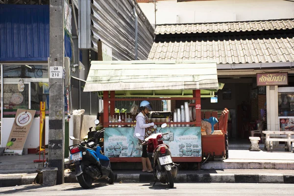 Наратхиват Таиланд Августа Тайские Женщины Ездят Мотоцикле Останавливаются Улице Купить — стоковое фото
