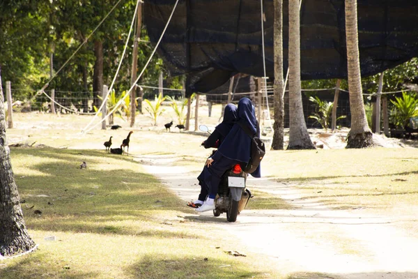 Narathiwat Thailand Augustus Thaise Moslimvrouwen Die Motorrijden Straat Banton Beach — Stockfoto