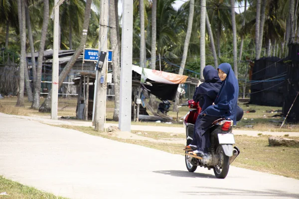 Narathiwat Thailand August Thailandske Muslimske Kvinder Der Kører Motorcykel Gaden - Stock-foto
