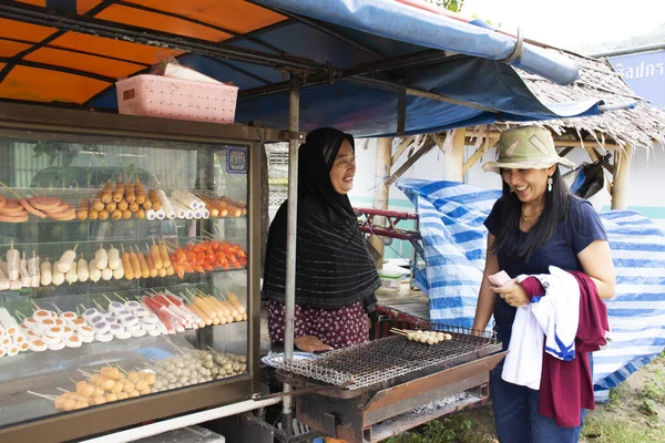 Narathiwat Thailand Augusti Thailändska Muslimska Kvinnor Rostade Och Grillade Köttbullar — Stockfoto