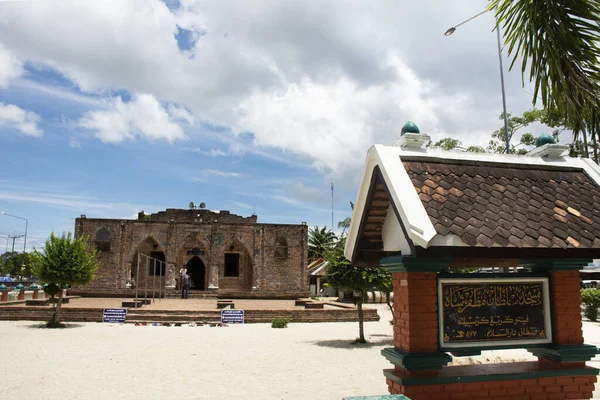 Pattani Thailandia Agosto Thailandesi Viaggiatori Stranieri Visitano Rispettano Moschea Krue — Foto Stock