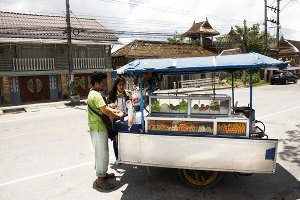 Pattani Tailandia Agosto Hombres Tailandeses Asados Parrilla Albóndigas Frutas Venta — Foto de Stock