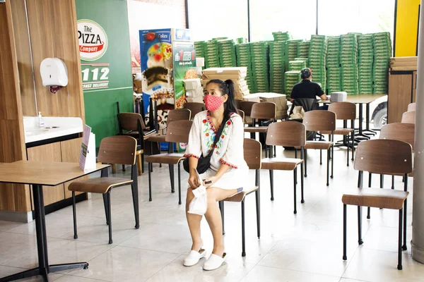 Бангкок Таиланд Апреля Тайцы Покупают Пиццу Магазине Между Вспышкой Вируса — стоковое фото