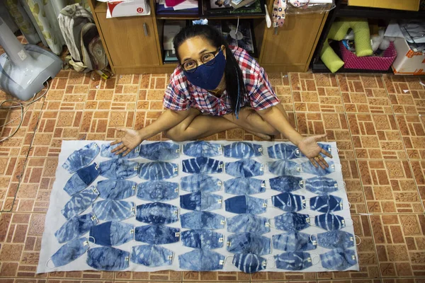 Бангкок Таиланд Апреля Тайцы Производящие Маску Ткани Ручной Работы Индиго — стоковое фото