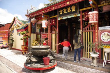 PATTANI, THAILAND - 16 Ağustos 2019 'da Pattani, Tayland' da Leng Chu Kiang veya Chao Mae Lim Ko Niao Çin Tapınağı 'nı ziyaret edip dua ederek ziyaret edin.