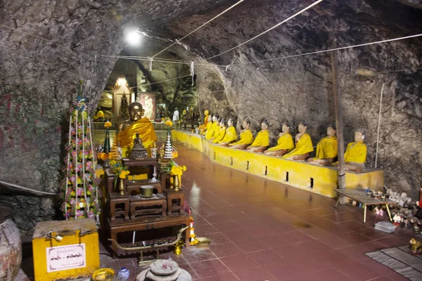 パタロン 8月20日 タイの人々のための洞窟の中の仏像の神天使と隠者は タイのパタロンで8月の20 2019でワット オールまたは花王または寺院を訪問し 尊重したり祈ったりする — ストック写真