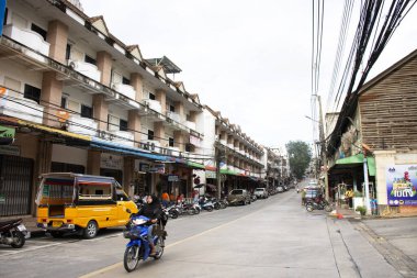 BETONG YALA, THAILAND - 15 Ağustos 2019 'da Taylandlılar ve yabancı yolcular Tayland' ın Betong Yala kentinde Güney Tayland 'da motosiklet ve bisiklet sürüyorlar.