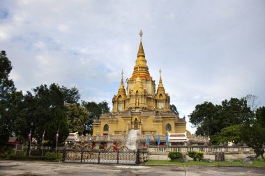 Phra Phra Phuttha Dhamma Prakat stupa ve Wat Phutthathiwat tapınağındaki pagoda Tayland 'ın başkenti Yala' da bulunan Betong 'a seyahat eden gezginler ve Buda' ya dua edenler için.