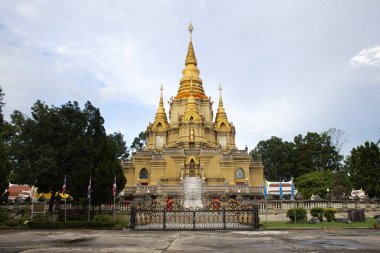 Phra Phra Phuttha Dhamma Prakat stupa ve Wat Phutthathiwat tapınağındaki pagoda Tayland 'ın başkenti Yala' da bulunan Betong 'a seyahat eden gezginler ve Buda' ya dua edenler için.