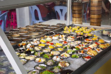 Tayland 'ın başkenti Yala' daki Betong şehrindeki yerel sokak yemekleri restoranından insanlar için birçok çeşit Çin mantısı, hamur köftesi ve buzlu Çin çöreği seçip alıyorlar.