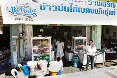 YALA, THAILAND - 16 Ağustos 2019 'da Tayland halkı ve yabancı gezginler, 16 Ağustos 2019' da Tayland 'ın Yala kentindeki Betong şehrindeki yerel sokak yemekleri restoranından Hainanese usulü tavuklu pilav ve yiyecek satın aldılar.