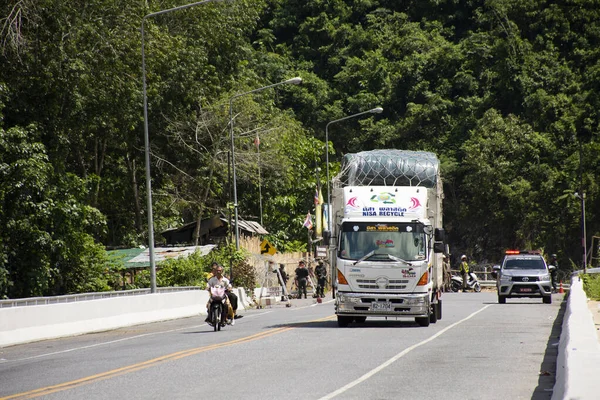 Yala Tailandia Agosto Los Viajeros Tailandeses Detienen Vehículo Puente Carretera — Foto de Stock