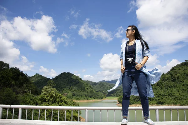 Viajeros Tailandeses Viajan Visitan Vista Presa Pattani Caminan Sobre Hormigón — Foto de Stock