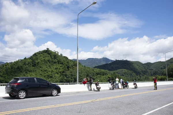 タイのヤラ 8月16 旅行者タイの人々は8月の16 2019でタイのヤラでバンナサタのパタヤダムの旅行ビューのためにバンラング貯水池を横断道路橋の上で車両を停止します — ストック写真