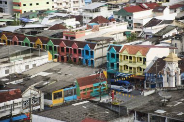 YALA, THAILAND - 16 Ağustos 2019 'da Yala, Tayland' da Betong Otel 'in tepesinden güney Tayland' daki Betong kasabasının trafik yolu ile havadan manzara ve şehir manzarası