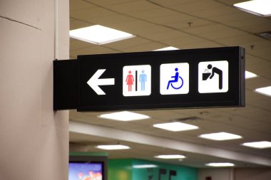 SONGKLA, THAILAND - 17 AĞUSTOS: 17 Ağustos 2019 'da Tayland' ın Songkhla kentinde bulunan Hat Yai Uluslararası Havalimanı 'na doğrudan rehber için genel ve bilgi kurulu etiketi