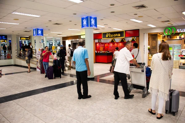ソングラーラ 8月17 タイの人々と外国人旅行者は タイのソングラーラで8月の17 2019でHat Yai国際空港でチェックインと到着出発を待っています — ストック写真