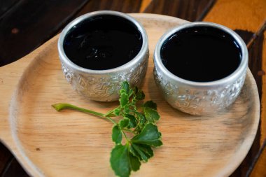 Tayland 'daki tatil otelinin restoranının dışındaki yemek terasında gezginlere ve misafirlere sunulan Tayland meşrubat tarzına hoş geldiniz.