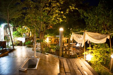 RATCHABURI, THAILAND - 23 Eylül: Misafirler için dış dekorasyon mobilya binaları 23 Eylül 2019 'da Ratchaburi, Tayland' da tatil otelinde ziyaret ve dinlenme