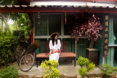 RATCHABURI, THAILAND - 24 Eylül 2019: Gezginler Tayland 'ın Ratchaburi kentinde 24 Eylül 2019 