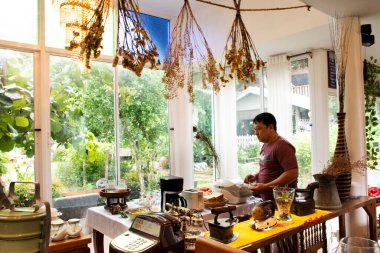 RATCHABURI, THAILAND - 24 Eylül: Gezginler Tayland 'ın Ratchaburi kentindeki tatil otelinde 24 Eylül 2019' da sabah saatlerinde açık büfe kahvaltısı seçtiler ve yediler