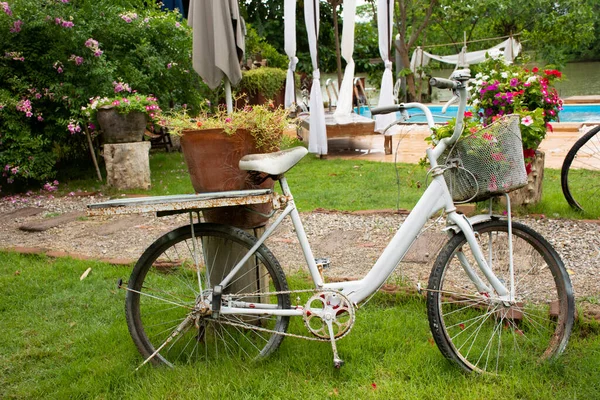 Old Damaged Bicycle Exterior Decoration Furniture Garden Outdoor Travelers Travel — Stock Photo, Image