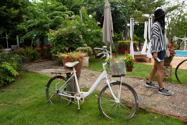 Bicicleta Velha Danificada Mobiliário Decoração Exterior Jardim Livre Para Viajantes — Fotografia de Stock