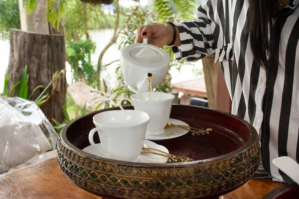 Мандрівників Гостя Терасі Ресторану Курортному Готелі Таїланді Виставлено Чашечку Чаю — стокове фото