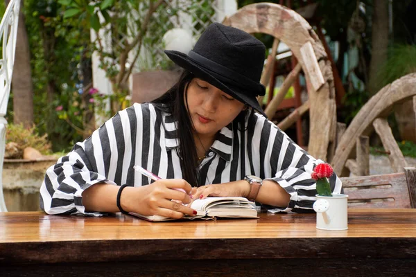 Viajero Tailandés Mujer Sentarse Escribir Nota Libro Para Memoria Los —  Fotos de Stock
