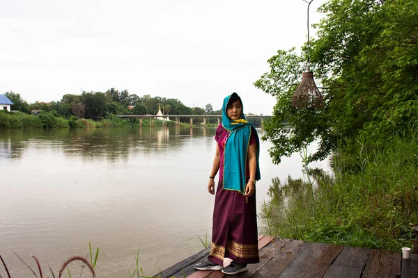 Reizigers Thai Vrouwen Alleen Dragen Kleding Mon Etnische Stijl Voor — Stockfoto