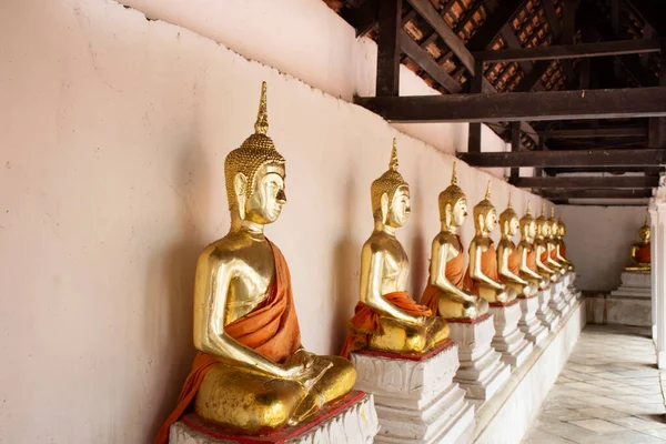 2013年9月24日在泰国拉查布里的潘邦市的瓦特卡农神庙 游客参观佛像 并尊重他们的祈祷 — 图库照片