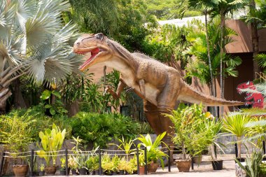 Kalasin, Tayland - 2 Ekim 2019 'da Sirindhorn Müzesi' nde Dinozor Modeli ve Phu Kum Khao Dinozor Kazısı Sahatsakhan 'da insanların 2 Ekim 2019' da Kalasin, Tayland 'da ziyaret ettiği gezginler için