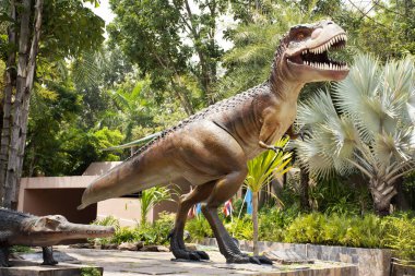 Kalasin, Tayland - 2 Ekim 2019 'da Sirindhorn Müzesi' nde Dinozor Modeli ve Phu Kum Khao Dinozor Kazısı Sahatsakhan 'da insanların 2 Ekim 2019' da Kalasin, Tayland 'da ziyaret ettiği gezginler için