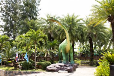 Kalasin, Tayland - 2 Ekim 2019 'da Sirindhorn Müzesi' nde Dinozor Modeli ve Phu Kum Khao Dinozor Kazısı Sahatsakhan 'da insanların 2 Ekim 2019' da Kalasin, Tayland 'da ziyaret ettiği gezginler için