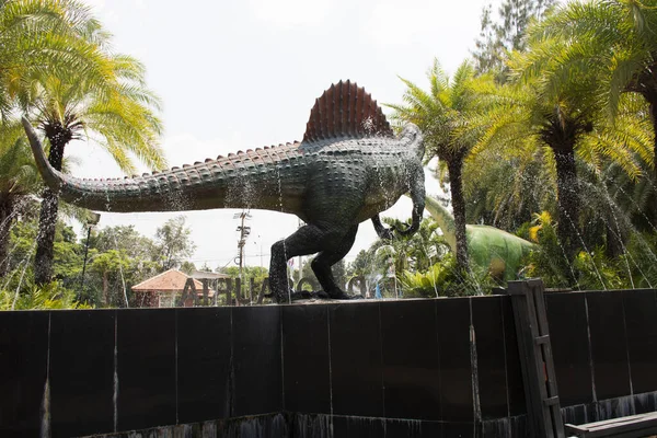 Kalasin, Tayland - 2 Ekim 2019 'da Sirindhorn Müzesi' nde Dinozor Modeli ve Phu Kum Khao Dinozor Kazısı Sahatsakhan 'da insanların 2 Ekim 2019' da Kalasin, Tayland 'da ziyaret ettiği gezginler için