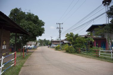 BUENG KAN, THAILAND - 3 Ekim 2019 tarihinde Bueng Kan, Tayland 'da Yaşam Cemaati Müzesi' nin köy kırsal kesiminin küçük bir caddesi ve manzarası