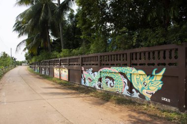BUENG KAN, THAILAND - 3 Ekim 2019 'da Bueng Kan, Tayland' da bulunan So Phisai City 'deki Yaşam Topluluğu Müzesi' nde gezginler için duvarda grafiti resmi