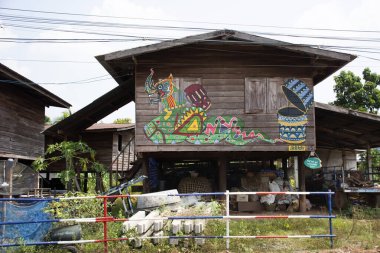 BUENG KAN, THAILAND - 3 Ekim 2019 'da Bueng Kan, Tayland' da bulunan So Phisai City 'deki Yaşam Topluluğu Müzesi' nde gezginler için duvarda grafiti resmi