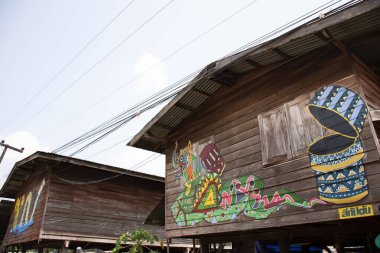 BUENG KAN, THAILAND - 3 Ekim 2019 'da Bueng Kan, Tayland' da bulunan So Phisai City 'deki Yaşam Topluluğu Müzesi' nde gezginler için duvarda grafiti resmi