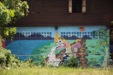 BUENG KAN, THAILAND - 3 Ekim 2019 'da Bueng Kan, Tayland' da bulunan So Phisai City 'deki Yaşam Topluluğu Müzesi' nde gezginler için duvarda grafiti resmi
