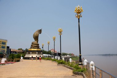 NAKHON PHANOM, THAILAND - 2 Ekim 2019 'da Nakhon Phanom, Tayland' da ziyaret ve saygı duaları için Mekong 'un nehir kıyısındaki büyük heykel