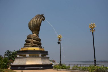Naga 9, Tayland 'ın Nakhon Phanom kentindeki Nakhonphanom parkına gidip dua eden yabancı gezginler ve Taylandlılar için Mekong' un nehir kıyısında büyük bir heykel.